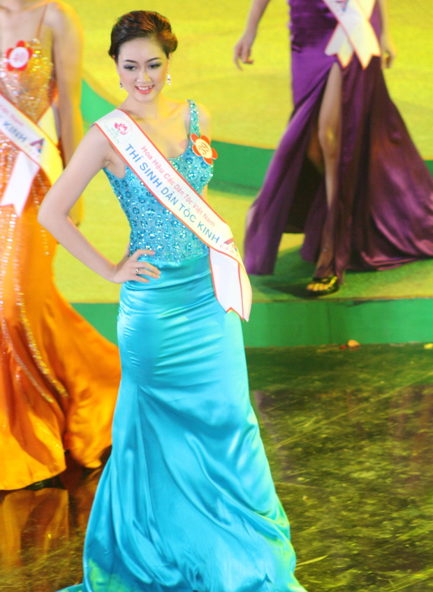 Chung khảo Hoa hậu Các dân tộc Việt Nam 2011: Thí sinh HUTECH rạng ngời trong các bộ trang phục 40