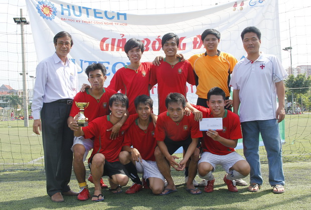 4 chiếc cúp vô địch nội dung Bóng đá, Bóng chuyền Hội thao SV, HS 2011-2012 đã có chủ nhân 14