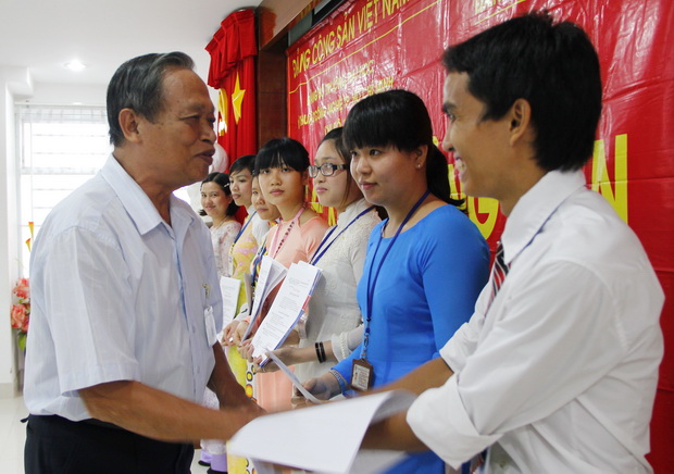 7 đảng viên trẻ vinh dự đứng vào hàng ngũ của Đảng đúng dịp kỷ niệm ngày thành lập Quân đội nhân dân 5