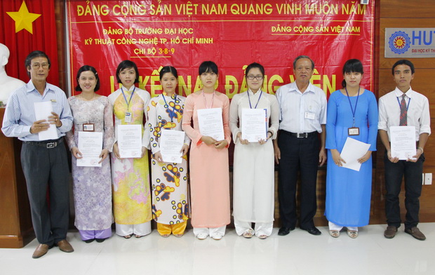 7 đảng viên trẻ vinh dự đứng vào hàng ngũ của Đảng đúng dịp kỷ niệm ngày thành lập Quân đội nhân dân 11