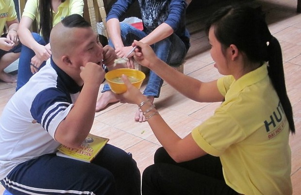 Sinh viên HUTECH quyên góp hơn 20 triệu đồng ủng hộ chiến dịch "Xuân tình nguyện 2012" 4
