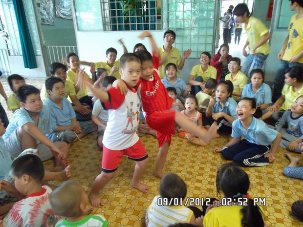 Sinh viên HUTECH quyên góp hơn 20 triệu đồng ủng hộ chiến dịch "Xuân tình nguyện 2012" 10