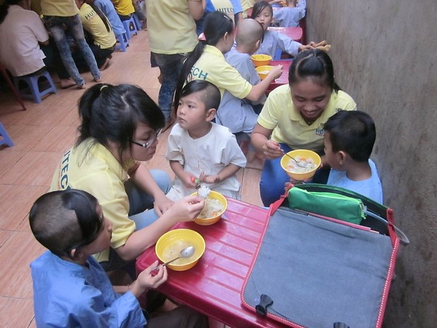 Sinh viên HUTECH quyên góp hơn 20 triệu đồng ủng hộ chiến dịch "Xuân tình nguyện 2012" 16