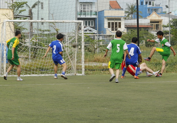 Đội bóng phòng Đào tạo đoạt cúp vô địch giải Bóng đá “HUTECH mừng xuân mới Nhâm Thìn - 2012” 10