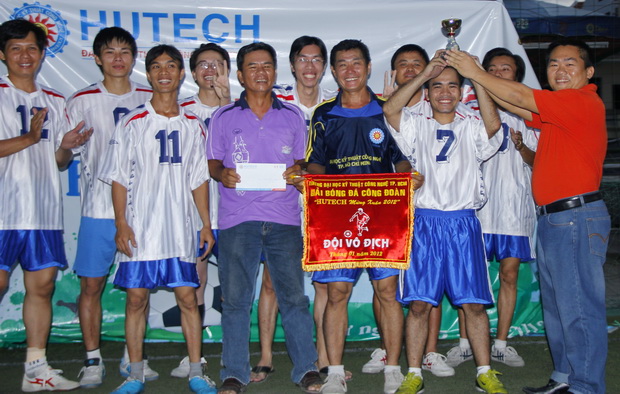 Đội bóng phòng Đào tạo đoạt cúp vô địch giải Bóng đá “HUTECH mừng xuân mới Nhâm Thìn - 2012” 27