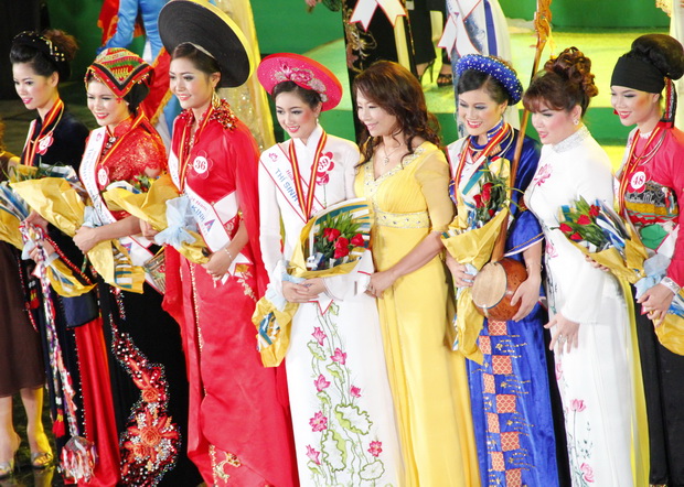 Chung khảo Hoa hậu Các dân tộc Việt Nam 2011: Thí sinh HUTECH rạng ngời trong các bộ trang phục 4