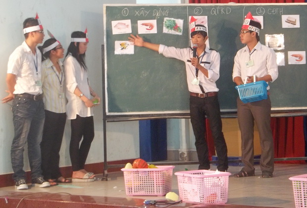 Hào hứng với các cuộc thi chào mừng kỷ niệm 62 năm ngày truyền thống Học sinh, Sinh viên VN (09/01) 4