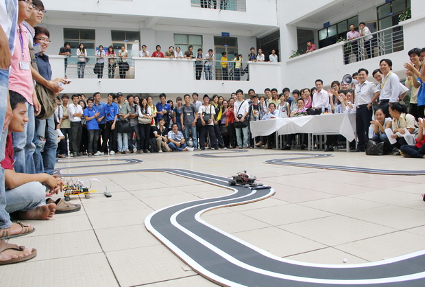 Sôi động với cuộc thi “Đường đua HUTECH 2011” 5