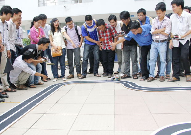 Sôi động với cuộc thi “Đường đua HUTECH 2011” 12