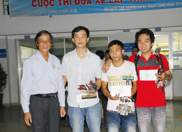 Sôi động với cuộc thi “Đường đua HUTECH 2011” 20