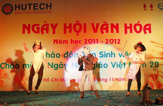 Rộn ràng đêm hội văn hóa chào đón tân sinh viên khóa 2011, mừng năm học mới 2011 – 2012 16