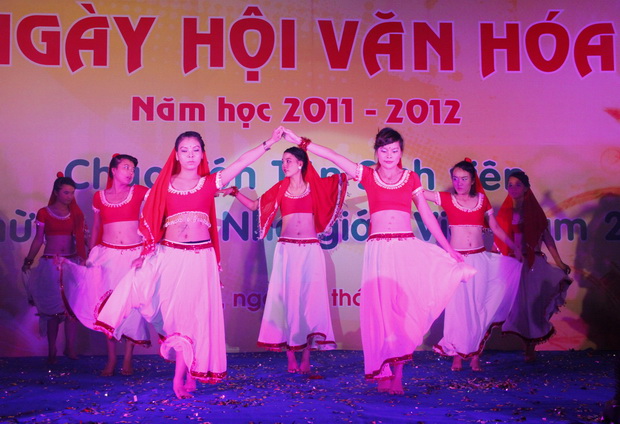 Rộn ràng đêm hội văn hóa chào đón tân sinh viên khóa 2011, mừng năm học mới 2011 – 2012 35