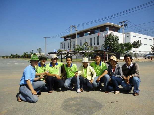HUTECH giành thắng lợi vòng đầu tiên tại cuộc thi “Đua xe chạy bằng năng lượng mặt trời 2011” 24