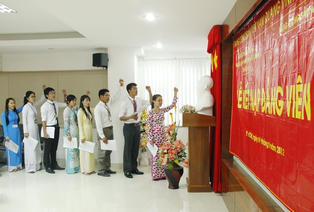 Đảng bộ HUTECH đón mừng thêm 8 đảng viên mới dịp kỷ niệm ngày truyền thống HS, SV Việt Nam 4