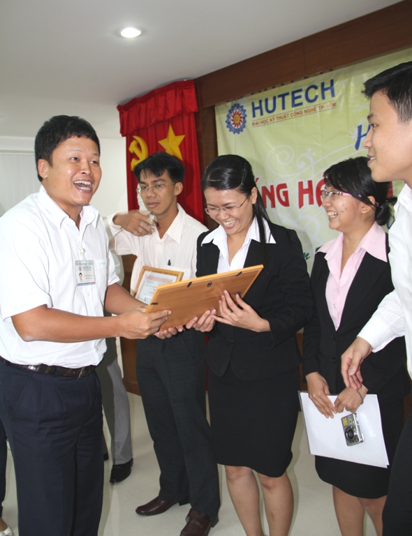 Hội thi “Tiếng hát từ giảng đường lần 5”: nơi hội tụ những giọng ca vàng của cán bộ, giảng viên HUTE 142