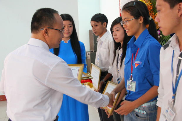 6 sinh viên HUTECH nhận 6 suất học bổng trị giá 6 triệu đồng trong năm học mới 10