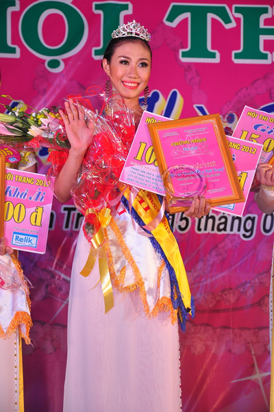 Sinh viên HUTECH đạt danh hiệu Á khôi 1 tại cuộc thi “Hoa khôi Duyên dáng Thời trang 2012”  25