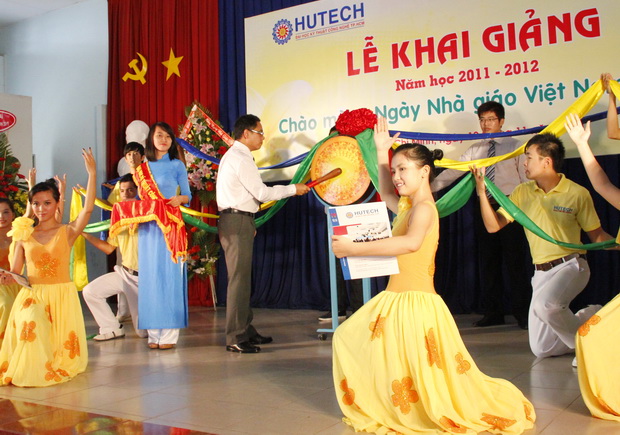 HUTECH tưng bừng tổ chức Lễ Khai giảng năm học mới 2011 – 2012 4