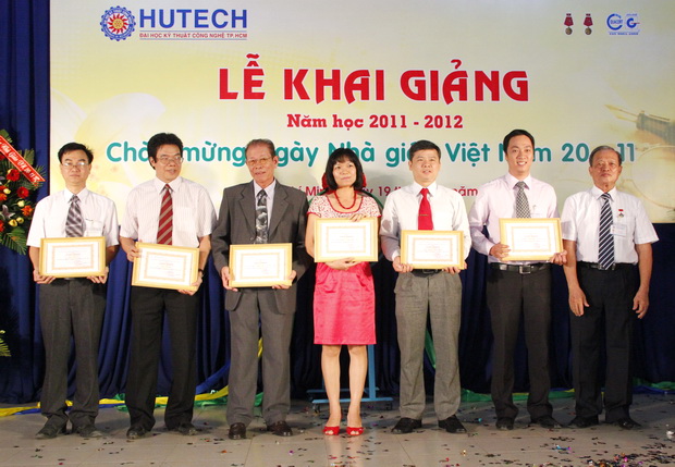 HUTECH tưng bừng tổ chức Lễ Khai giảng năm học mới 2011 – 2012 17