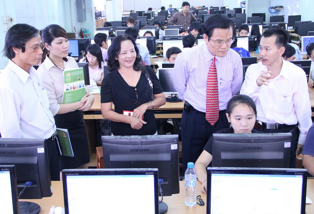 Đại diện Bộ Giáo dục & Đào tạo và lãnh đạo Công ty MISA dự giờ học thực hành của sinh viên HUTECH 5