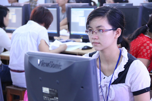 Đại diện Bộ Giáo dục & Đào tạo và lãnh đạo Công ty MISA dự giờ học thực hành của sinh viên HUTECH 12