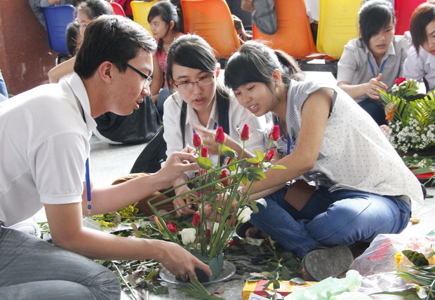 Nhiều lẵng hoa tươi thắm mừng ngày Nhà giáo Việt Nam 20-11 17