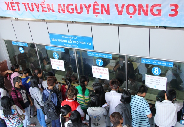 HUTECH đón phụ huynh và thí sinh đến nộp hồ sơ xét tuyển NV3 vào Trường 4