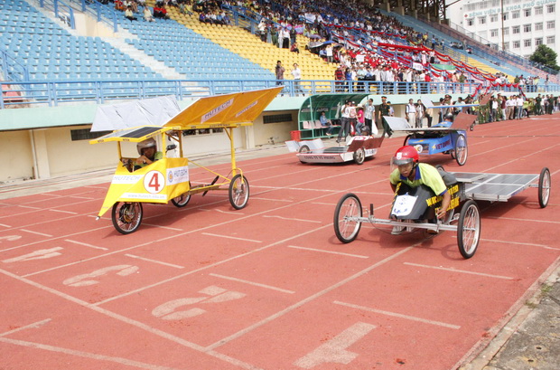 Hutech team hold fourth place in the " Solar Car Racing 2011" competition 4