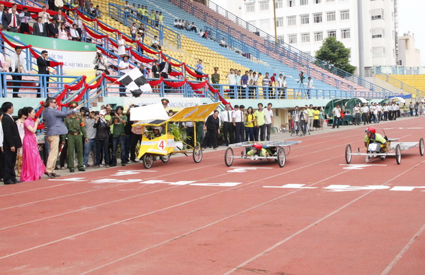Hutech team hold fourth place in the " Solar Car Racing 2011" competition 32