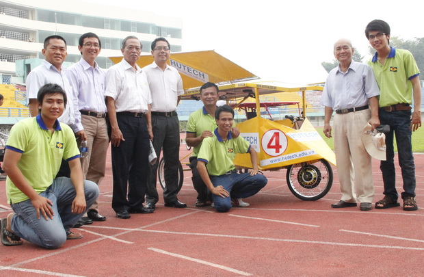Hutech team hold fourth place in the " Solar Car Racing 2011" competition 44
