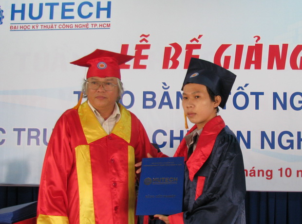 Trao bằng tốt nghiệp cho học sinh trung cấp chuyên nghiệp khóa 2009-2011 10