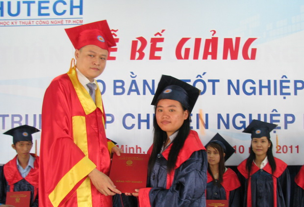 Trao bằng tốt nghiệp cho học sinh trung cấp chuyên nghiệp khóa 2009-2011 4