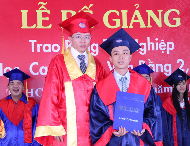 Hơn 400 tân kỹ sư, cử nhân Văn bằng 2, Liên thông, Chính qui bậc ĐH, CĐ nhận bằng tốt nghiệp 16