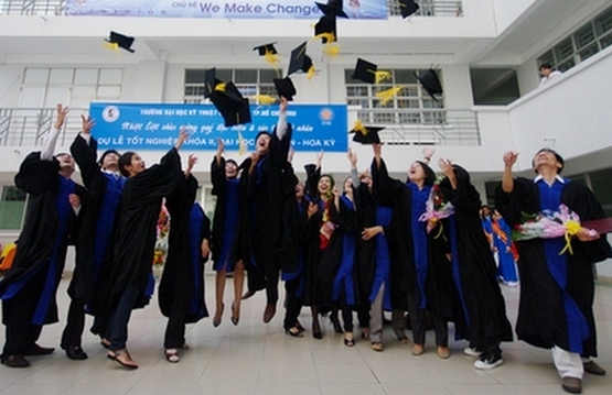 Lấy bằng đại học hệ vừa làm vừa học tại HUTECH 11
