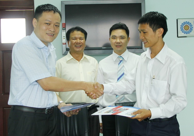 Công ty bất động sản VNREAL ký kết hợp tác với HUTECH trước thềm Tết Nguyên đán 2012 5