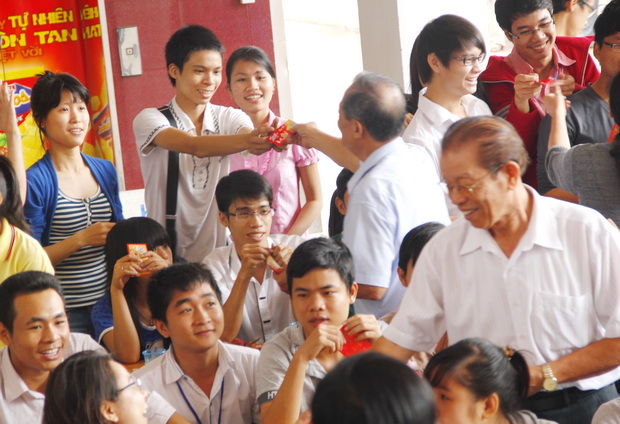 “Sinh viên HUTECH vui tết xa nhà” – Xuân Nhâm Thìn 2012 11