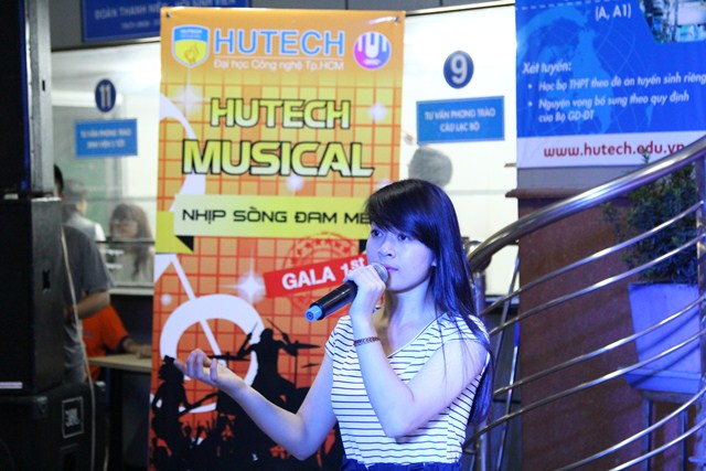 'Cha đàn cho con gái hát Tình Biển' gây ấn tượng trong Gala đầu tiên của HUTECH Musical 10
