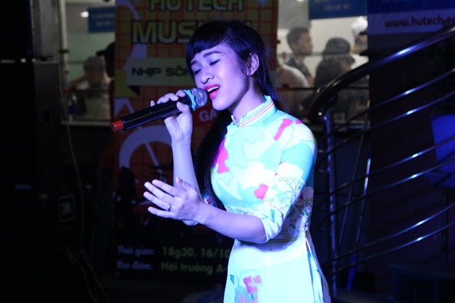 'Cha đàn cho con gái hát Tình Biển' gây ấn tượng trong Gala đầu tiên của HUTECH Musical 38