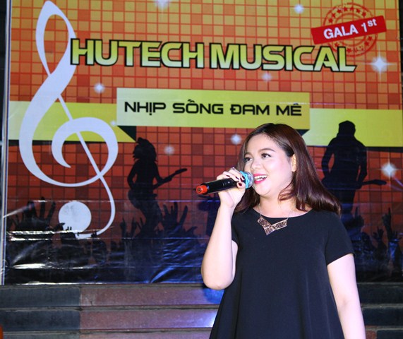 'Cha đàn cho con gái hát Tình Biển' gây ấn tượng trong Gala đầu tiên của HUTECH Musical 32