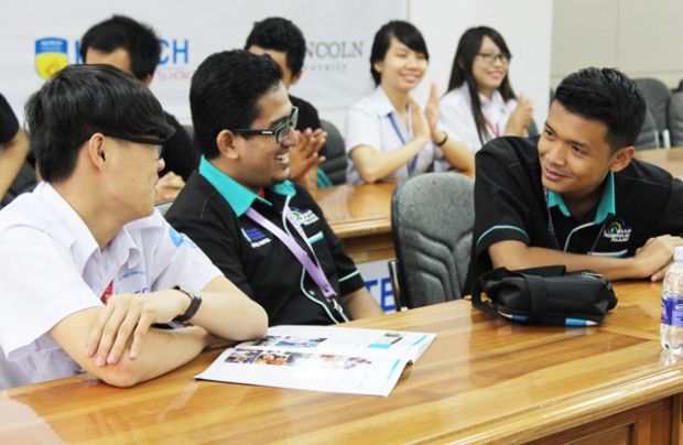 ĐH Pahang (Malaysia) tìm hiểu về hoạt động của Đoàn Thanh niên và Hội Sinh viên HUTECH 30