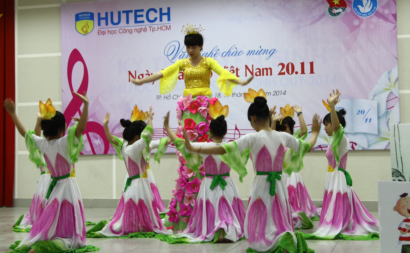 Meaningful acts of HUTECH students on Vietnamese Teachers’ Day (November 20) 24