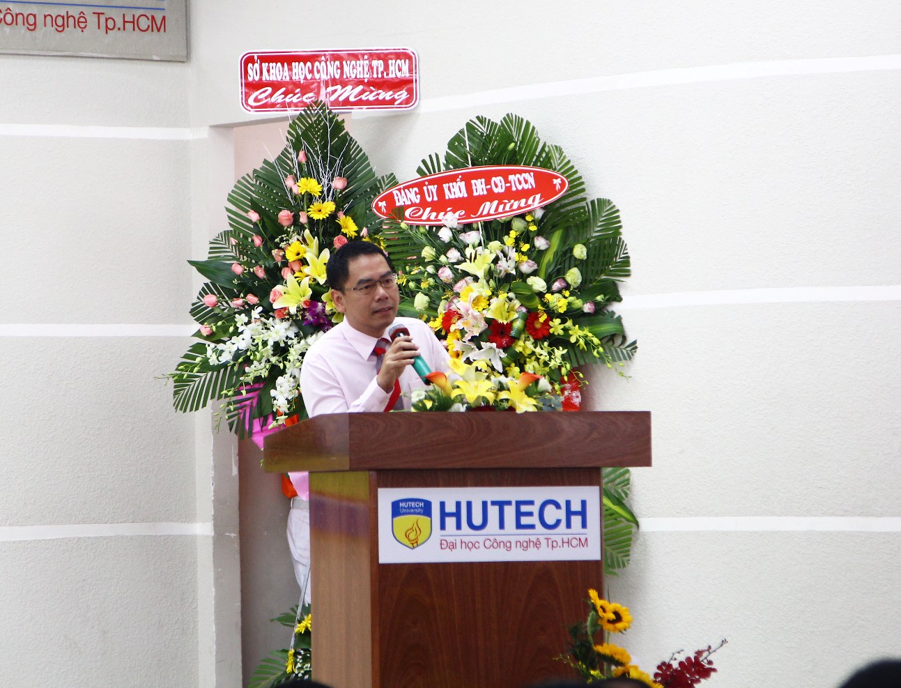 HUTECH tưng bừng tổ chức lễ khai giảng năm học 2014 - 2015 5