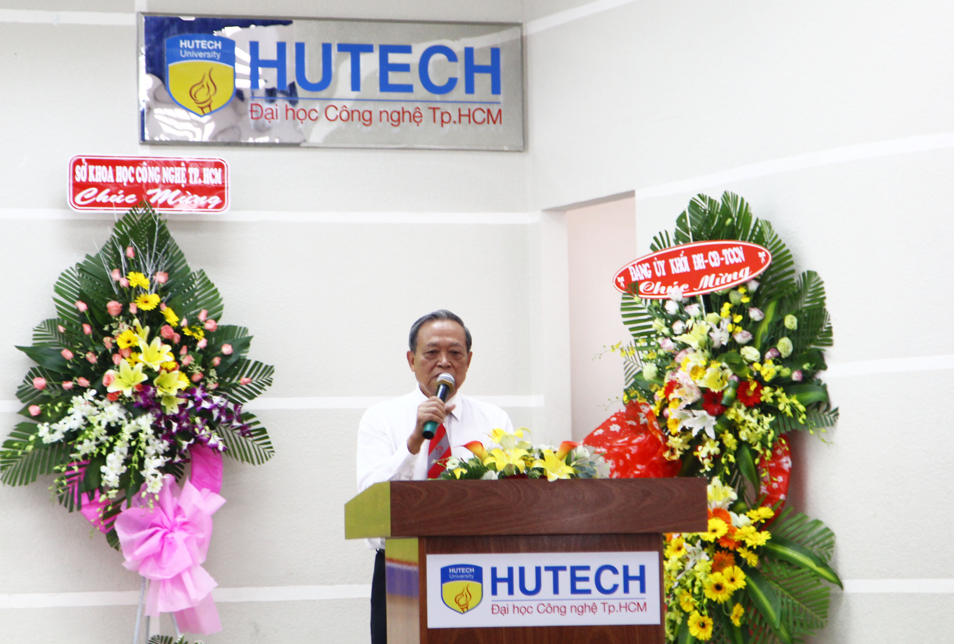 HUTECH tưng bừng tổ chức lễ khai giảng năm học 2014 - 2015 19