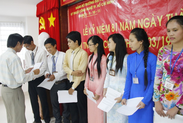 HUTECH kết nạp Đảng 11 đoàn viên ưu tú đúng dịp kỷ niệm 81 năm ngày thành lập Đoàn TNCS HCM 10