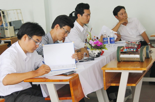 Nhiều đề tài có tính ứng dụng cao trong Lễ bảo vệ đồ án tốt nghiệp đợt 2, khoa Cơ – Điện – Điện tử 10