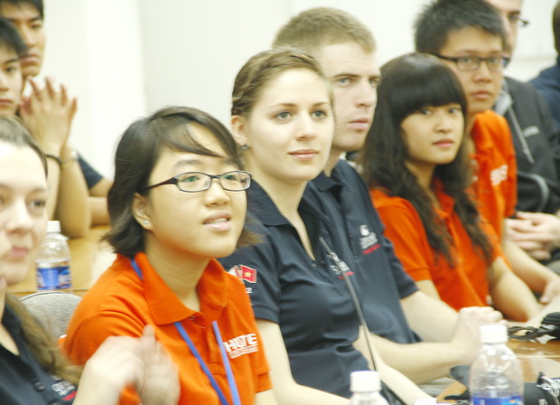 Sôi nổi chương trình giao lưu giữa sinh viên HUTECH và Đại học Capilano (Canada) 34