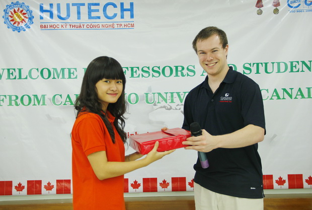 Sôi nổi chương trình giao lưu giữa sinh viên HUTECH và Đại học Capilano (Canada) 39