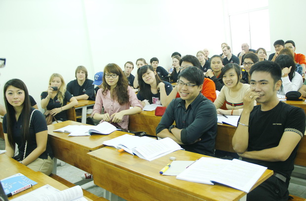 Sôi nổi chương trình giao lưu giữa sinh viên HUTECH và Đại học Capilano (Canada) 41