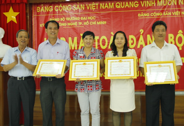 HUTECH tổ chức họp mặt toàn thể Đảng bộ Nhà trường 5