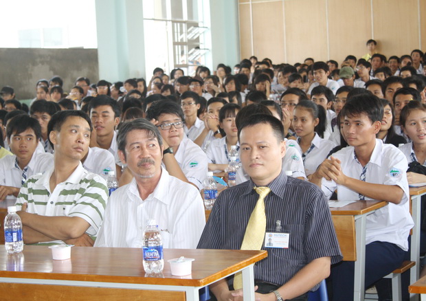 Học sinh Trường THPT Long Hải – Phước Tỉnh hào hứng tham quan tại HUTECH 4